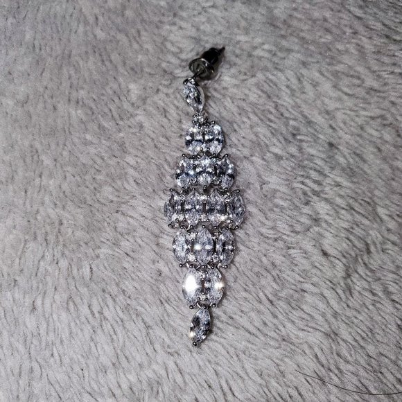 dainty chandelier earrings w/ layered tiers of bright diamonds💎 - Picture 4 of 4